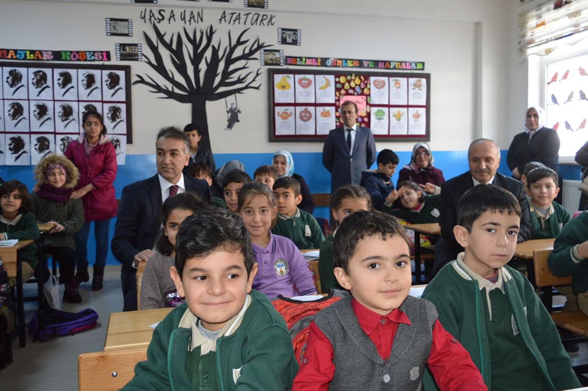 ​Bitlis’te 89 bin öğrenci karne heyecanını yaşadı